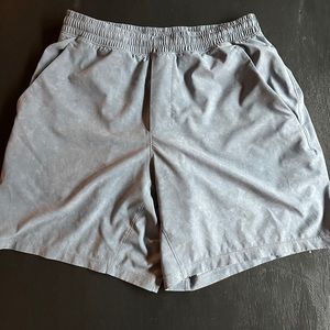 Lululemon Pacebreaker 7” size Medium, lined, light blue chambray color/pattern